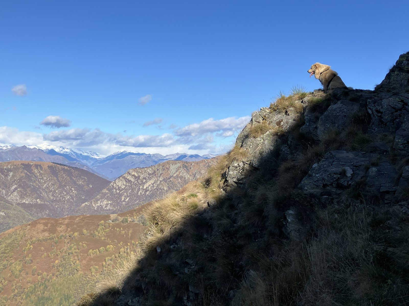 Linea di cresta — Una piccola figura sopra la valle.