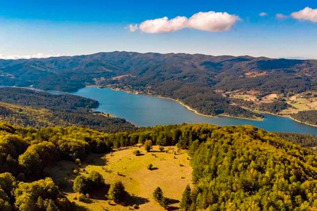 L’altopiano della Sila in Calabria, con lago, foreste e rilievi montani
